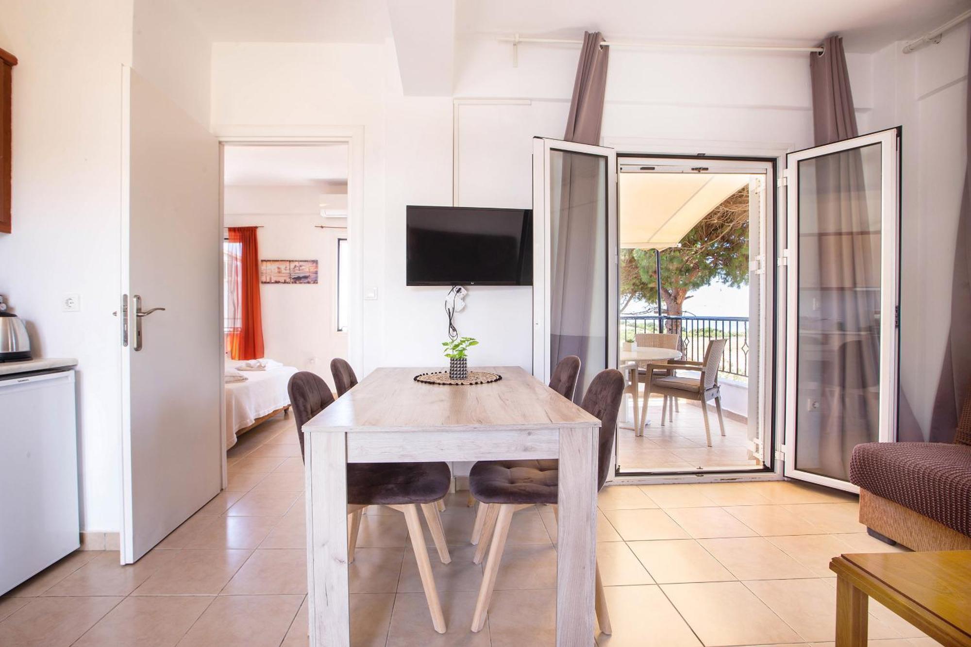 Romanos Aparthotel 3*